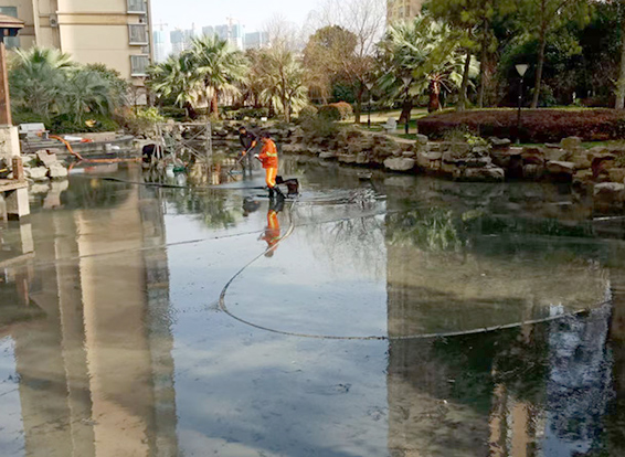 张湾景观池淤泥清理