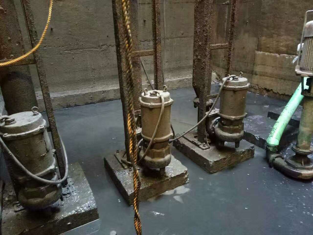 张湾污水池清理