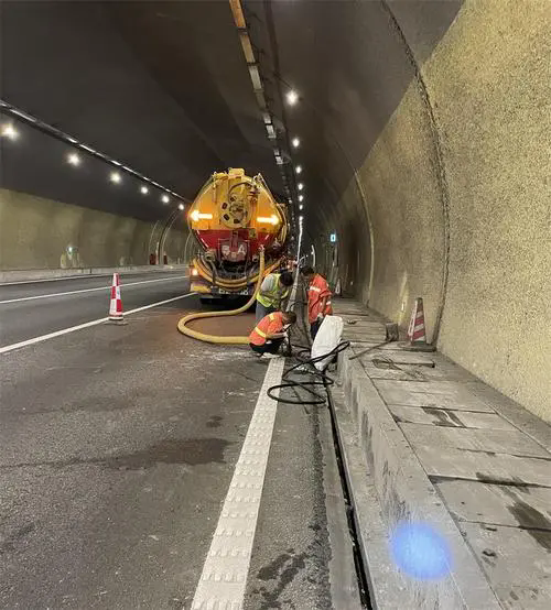 张湾隧道排水渠清淤